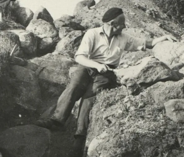 Man sittandes i ett arkeologiskt schakt  