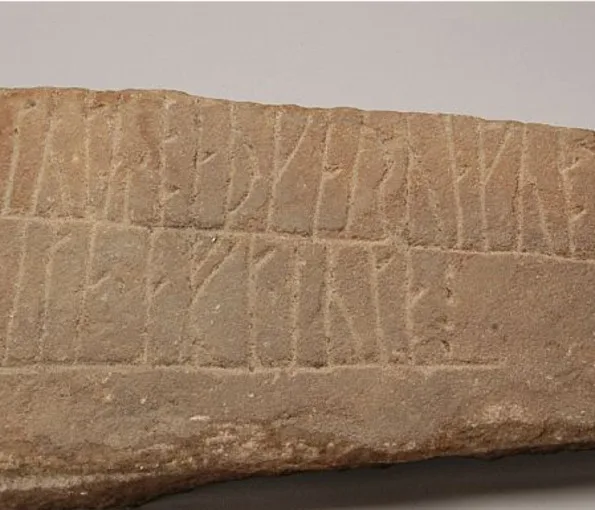 Runskrift på en sten