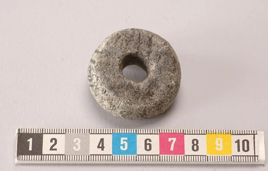 täljsten formad som en ring med hål i mitten