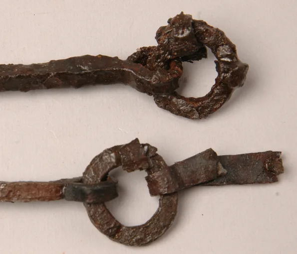 två ring-liknande järnföremål