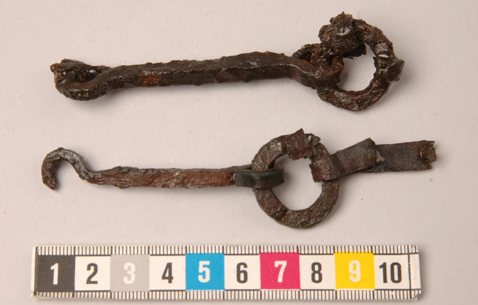två järnföremål med ring och krok