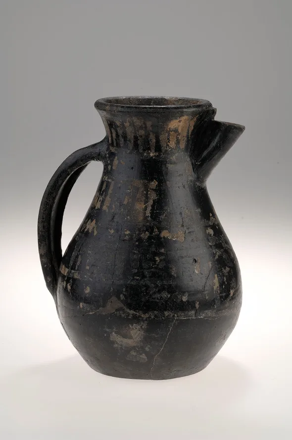 En svart keramik-kanna