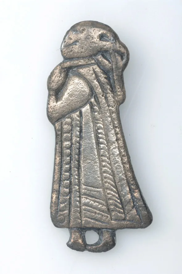 Hänge från grav Bj 825 föreställande en Valkyria. Foto: Gabriel Hildebrand/SHM