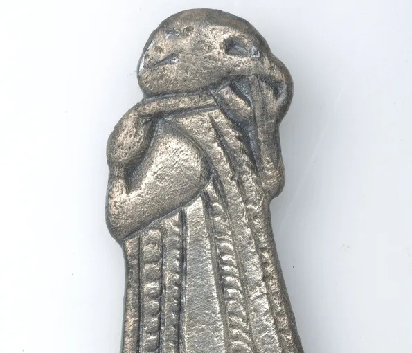 Föremål avbildandes en person i silver