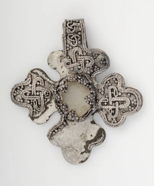 Smycke i form av ett kors i silver