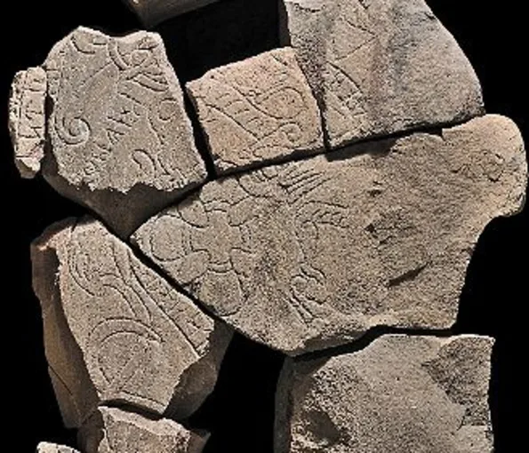 runsten i flera separata delar