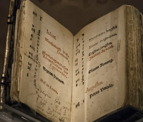 Uppslagen bok med skrift