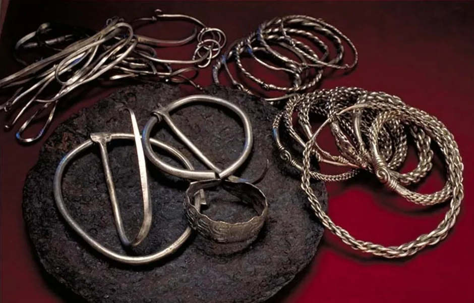 Silversmycken utlagda på en röd duk