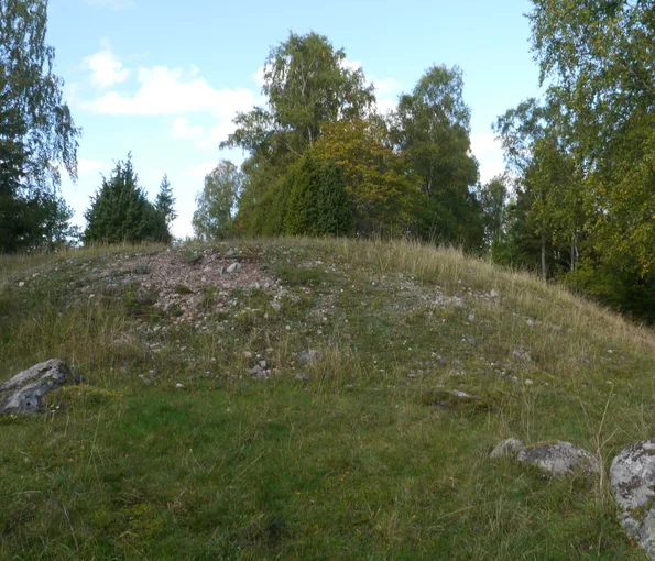 Kulle täckt med gräs