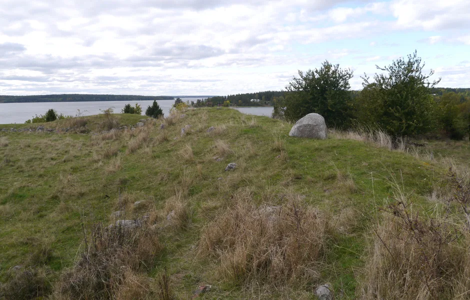 En vall med stenlämningar tillhörande en forntida borg