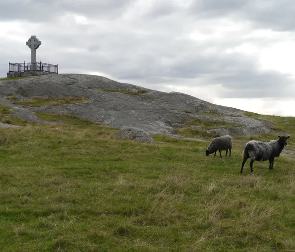 slätt mark med stenkulle i bakgrunden