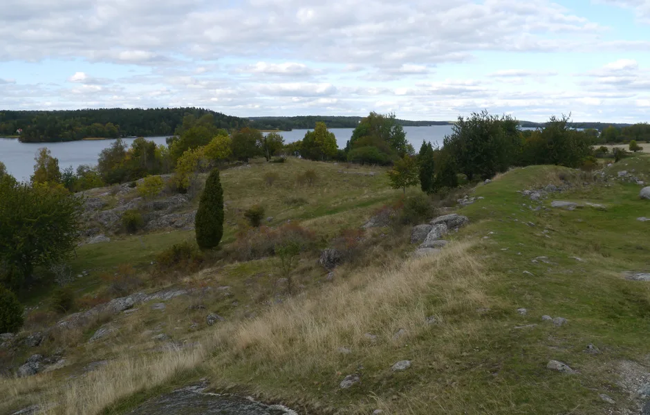 En vall med stenlämningar tillhörande en forntida borg