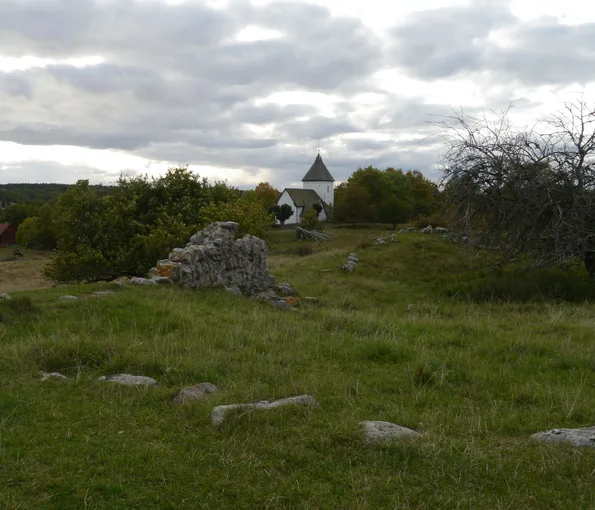 Landskapsvy med kyrka i bakgrunden