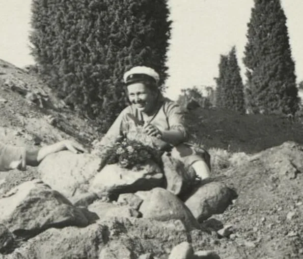 Kvinna sittandes i ett arkeologiskt schakt