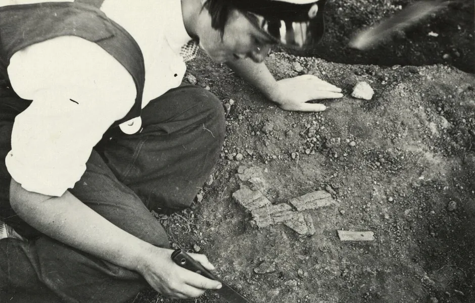 Arkeolog sitter och gräver