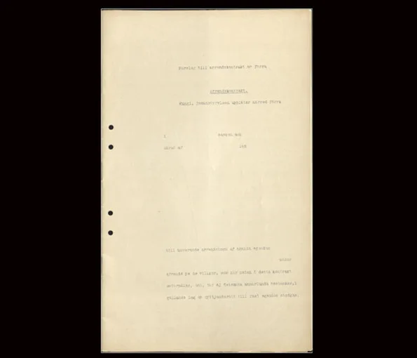 papper med kursiv text