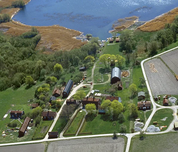 flygbild över by nära vatten