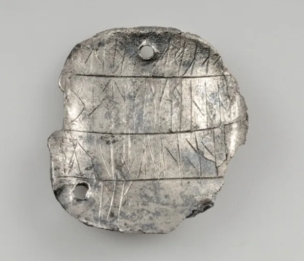 Ett hänge i sivler med runskrifter