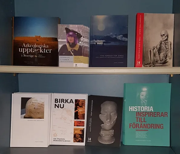 Bokhylla fylld med arkeologiska publikationer
