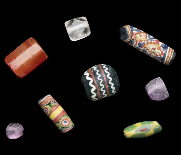 Åtta pärlor i olika färger och mönster