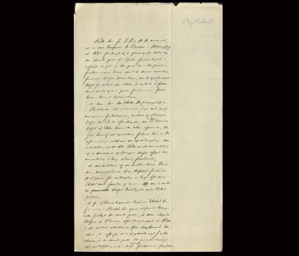 papper med kursiv text