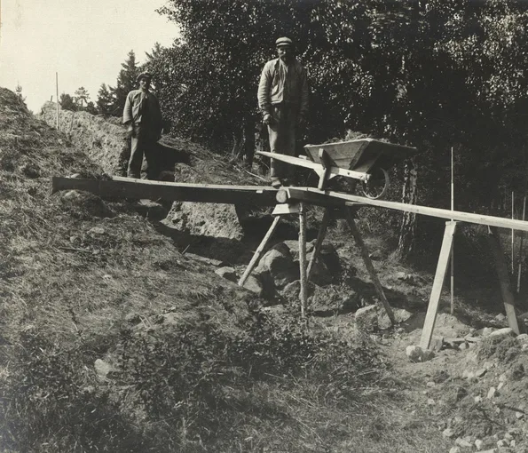 Två män i ett arkeologiskt schakt