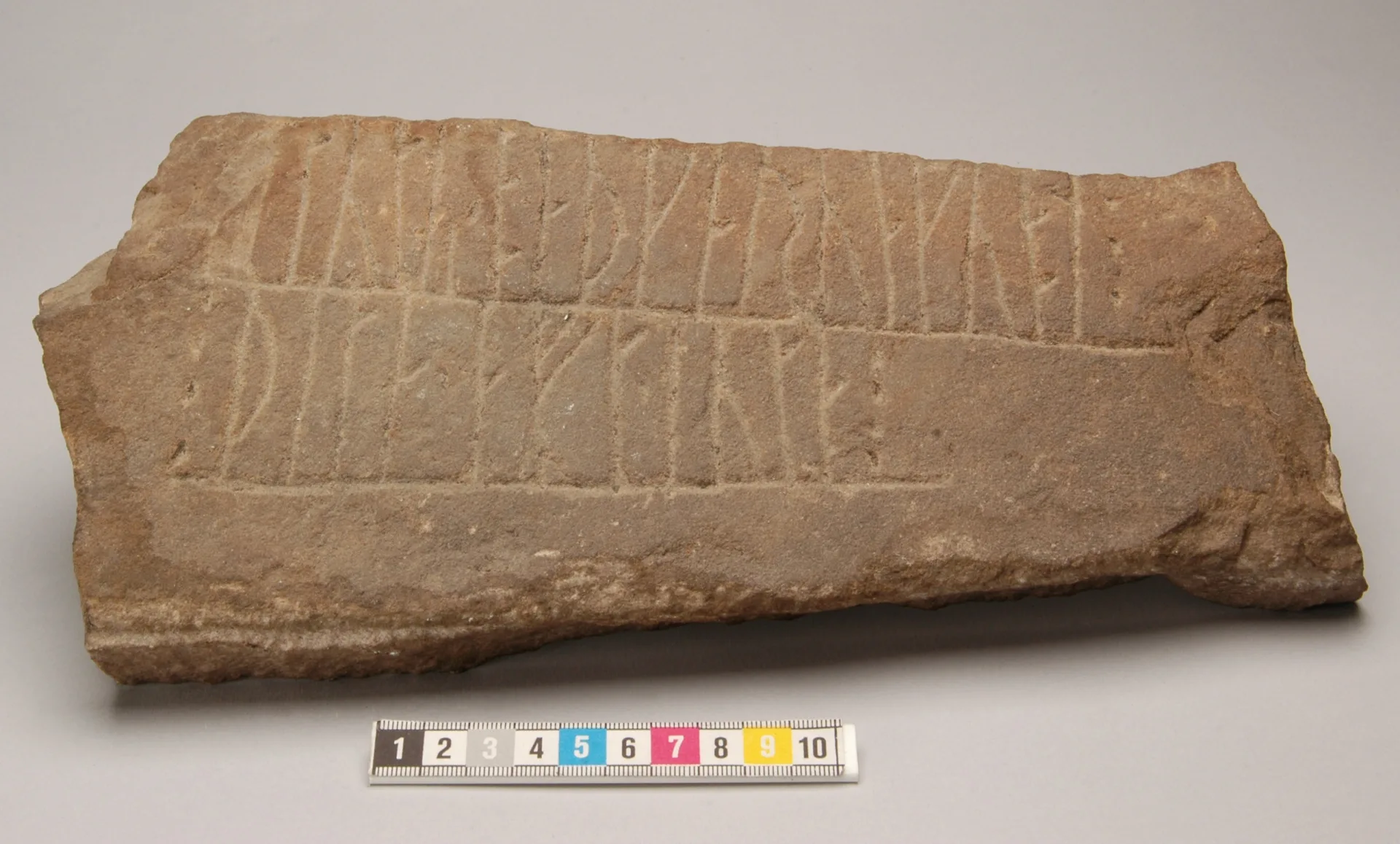 Ett stenblock med runskrifter