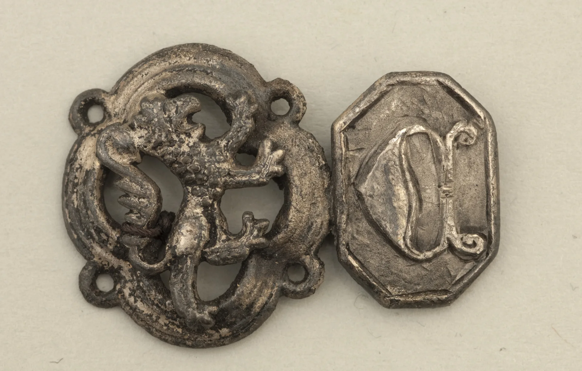 En häkta med avbildning av ett upprest lejon