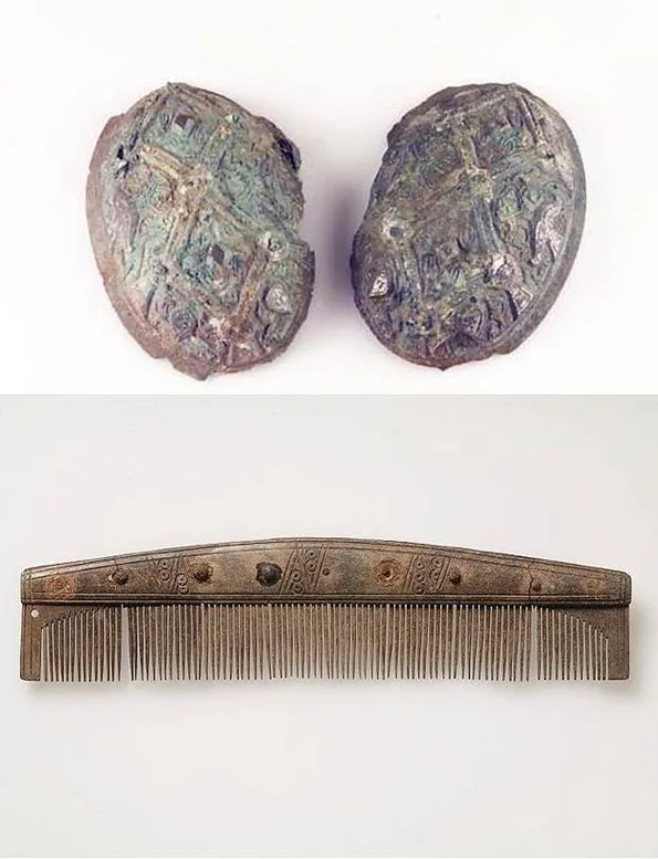 Två runda spännen och en dekorerad kam