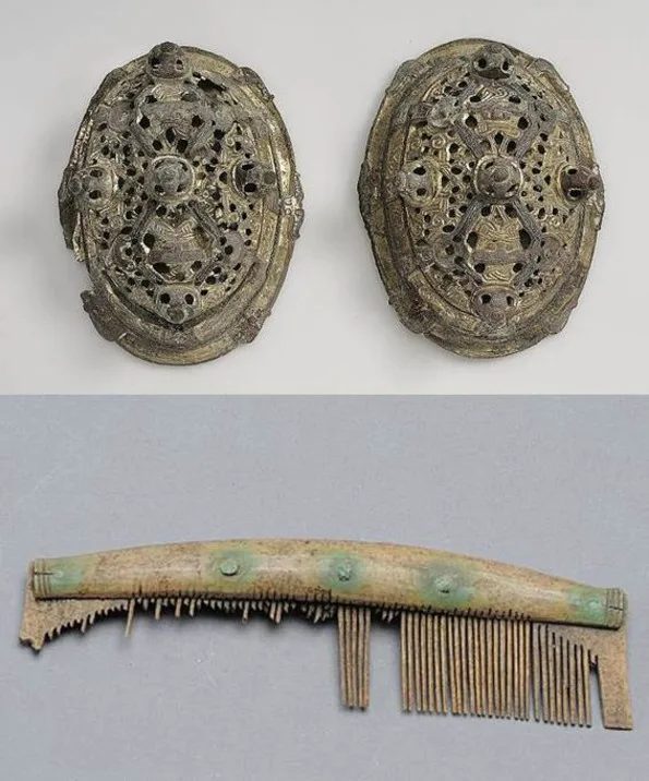 Två ovala spännen och en dekorerad kam som saknar tänder