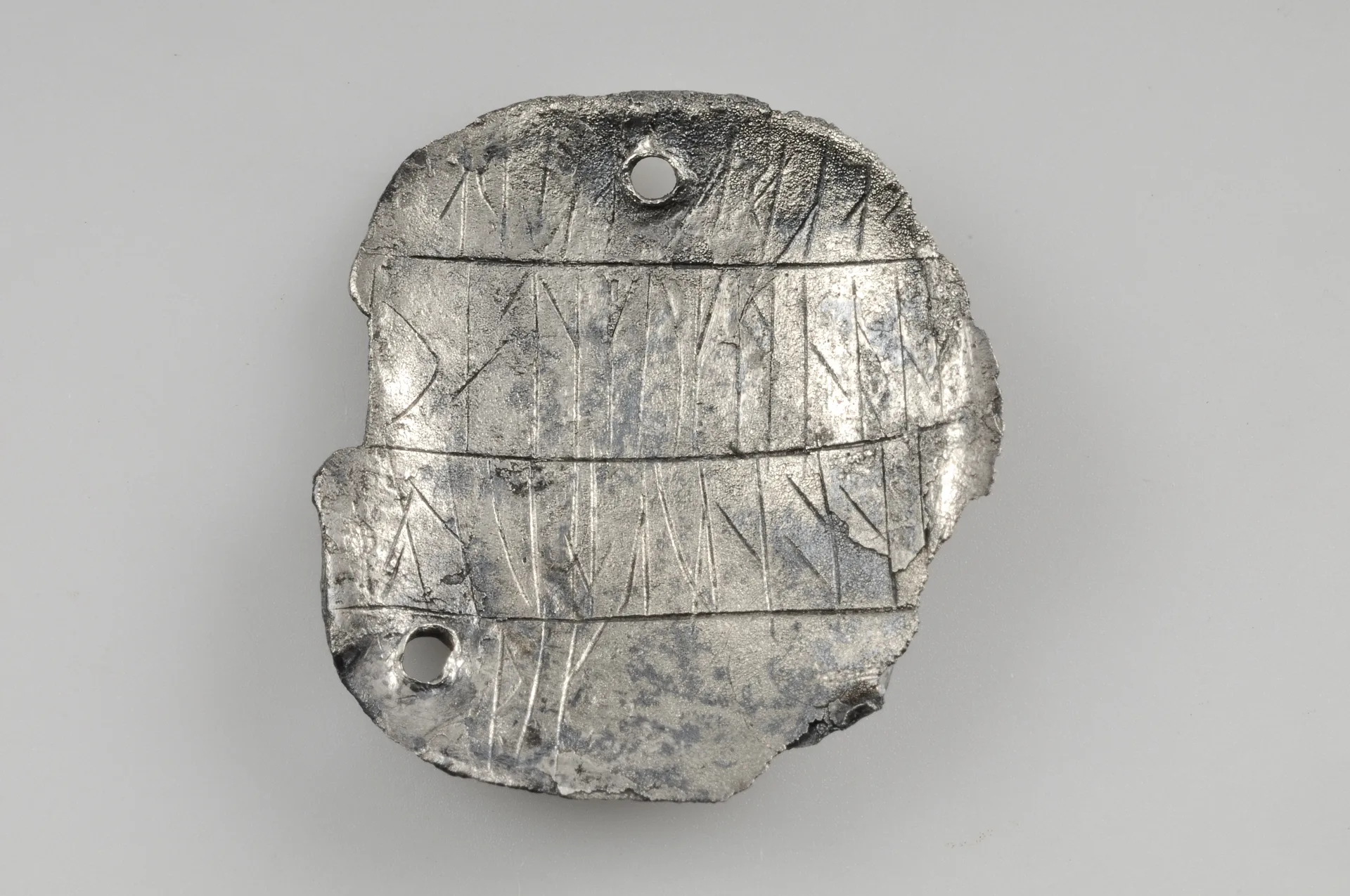 Silverhänge med runinskrift från Birkagrav 552